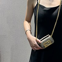펜디 FENDI 바게트백 Nano 11cm