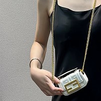 펜디 FENDI 바게트백 Nano 11cm