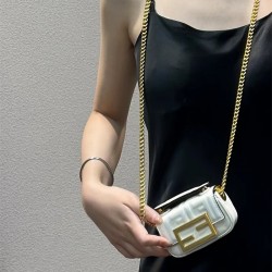 펜디 FENDI 바게트백 Nano 11cm