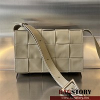 보테가베네타 BV 인트레치아 카세트백 667298