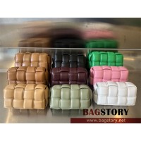 보테가베네타 BV 여성 인트레치오 패딩 카세트 벨트백 710075