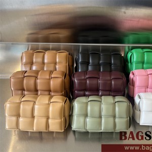 보테가베네타 BV 여성 인트레치오 패딩 카세트 벨트백 710075