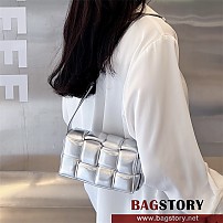 보테가베네타 BV 여성 인트레치오 패딩 카세트 벨트백 710075