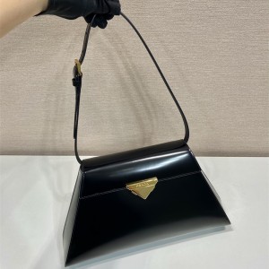 프라다 PRADA 라지 브러쉬드 가죽 핸드백 1BD342