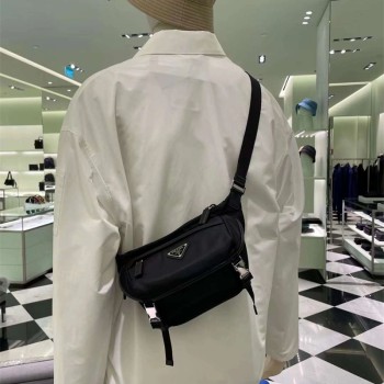 프라다 PRADA 23년 신상 바이커백 스몰  2VH171