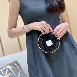 샤넬 CHANEL 신상  23K 리본 까멜리아 체인 파우치