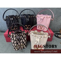 발렌티노 Valentino 나파 가죽 미니 브이로고 시그니처 버킷 백