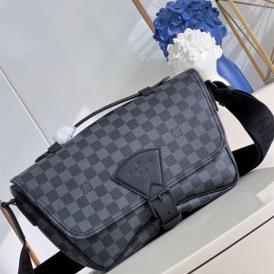 루이비통 Louis Vuitton M46685 몽수리 메신저백