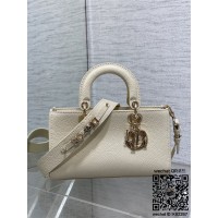 디올 DIOR 신상 Lady D-Sire 레이드 디자이어백 26CM