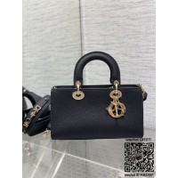 디올 DIOR 신상 Lady D-Sire 레이드 디자이어백 26CM