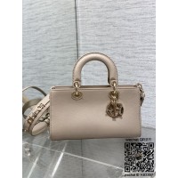디올 DIOR 신상 Lady D-Sire 레이드 디자이어백 26CM