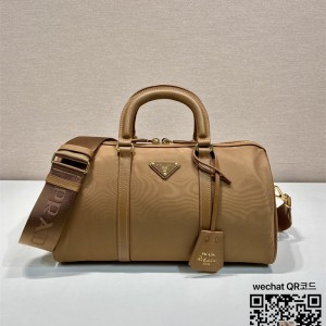 프라다 PRADA 리에디션 1978 미디엄 리나일론 및 사피아노 가죽 탑 핸들 백 1BB233