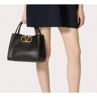 발렌티노 가라바니 올타임 그레인 송아지 가죽 미디엄 핸드백