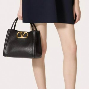 발렌티노 가라바니 올타임 그레인 송아지 가죽 미디엄 핸드백