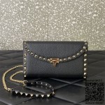 발렌티노 Valentino 스 락스터드 그레인 송아지가죽 크로스바디백