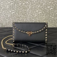 발렌티노 Valentino 스 락스터드 그레인 송아지가죽 크로스바디백