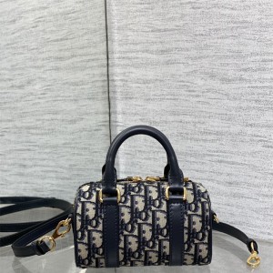 디올 DIOR 신상 그루브17백