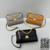 미우미우 신상 가죽 숄더백