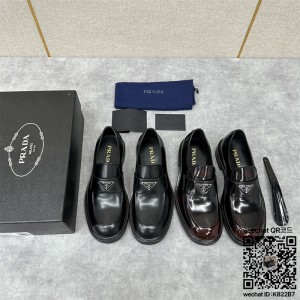 프라다 신제품, 두꺼운 바닥의 스퀘어 토 로퍼 구두