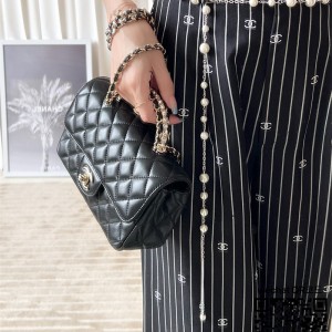 샤넬 CHANEL 핸들 장식의 스몰 플랩백