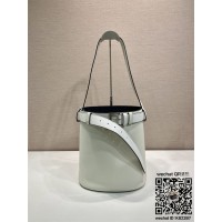 프라다 벨트가 달린 가죽 프라다 버클 버킷 백 1BE085