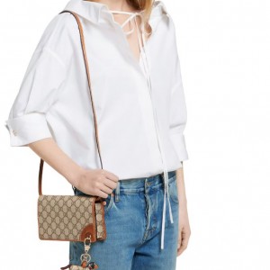 구찌 GG 엠블럼 레더 스트랩 디테일 지갑 크로스백 820688