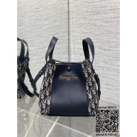 디올 Signature 버킷백