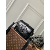 루이비통 카고 웨어러블 크로스백 M13989