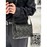 보테가베네타 블랙 그레인 디아고 지퍼 메신저 백 837112