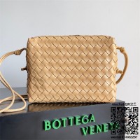 보테가베네타 인트레치아토 미디움 루프 카메라백 680256