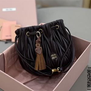 미우미우 마틀라세 나파 가죽 파우치