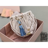 미우미우 마틀라세 나파 가죽 파우치