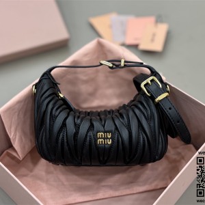 미우미우 5NE026 마틀라세 나파 레더 파우치백