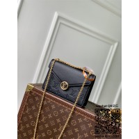 루이비통 온 체인 크로스백 M13569