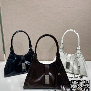 프라다 미디움 가죽 토트백 1BG563