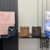 미우미우 벨트 후크 나파 가죽 파우치 숄더백 5NR461