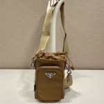 프라다 리나일론 삼각로고 크로스백 2ZH155