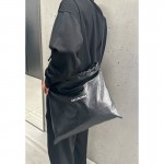 발렌시아가 남성 쇼퍼 더스트백 크로스바디 파우치 미디엄