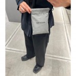 발렌시아가 남성 쇼퍼 더스트백 크로스바디 파우치 스몰