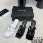 샤넬 화이트 까멜리아 뮬 샌들 CC로고 미들힐