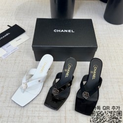 샤넬 화이트 까멜리아 뮬 샌들 CC로고 미들힐