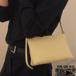 보테가베네타 라바 레드 미디엄 인트레치아토 피콜로 스트랩 파우치 876625